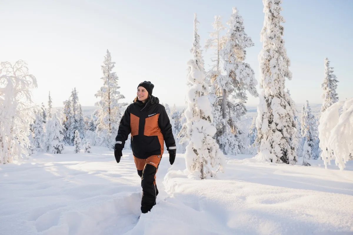 Walking in deep snow in rental winter clothing on Levi fell